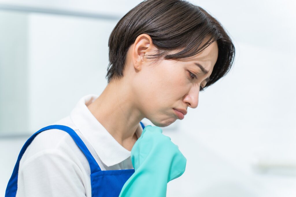 掃除で悩んでいる女性