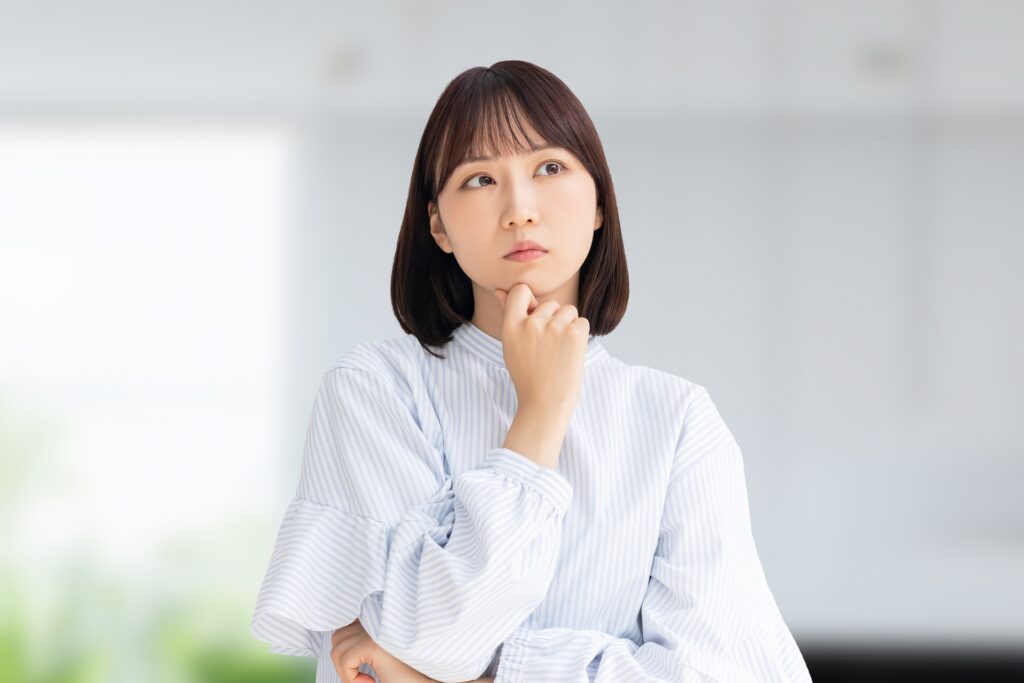 考え事をしている女性