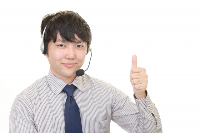 親指を立ててグッドサインを出している男性