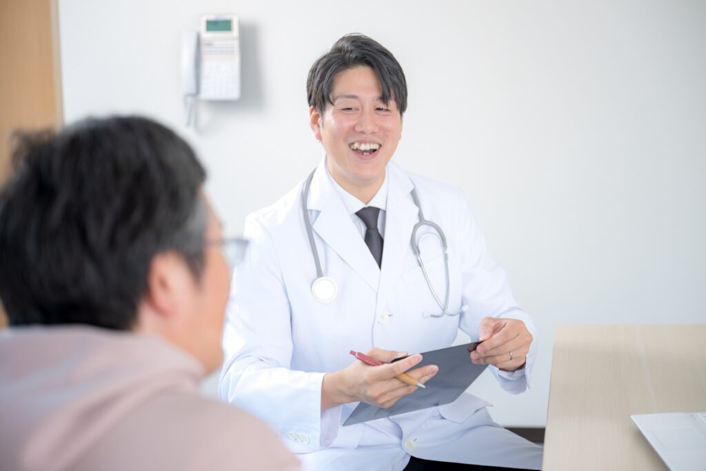 カウンセリングをしている男性医師