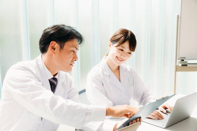 男女医師のビジネスシーン