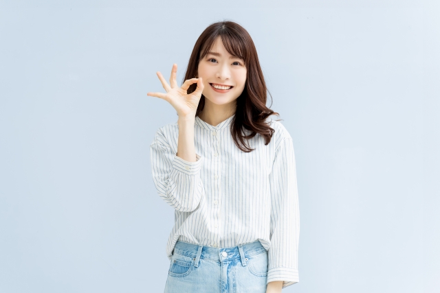 OKサインを出している女性