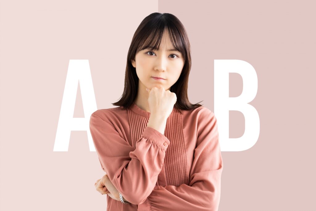 AかB、どちらを選ぶか考えている女性