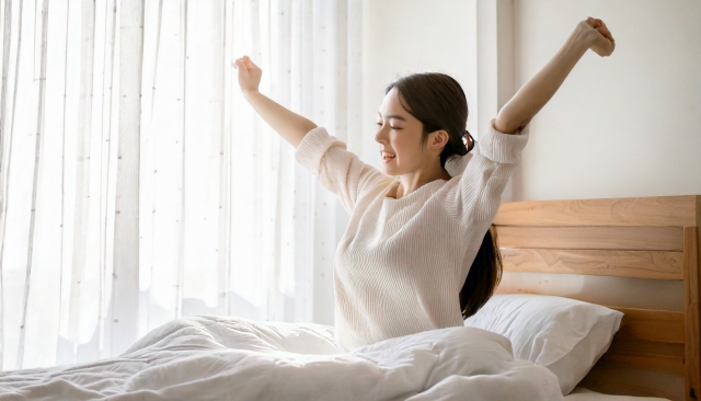 寝起き、起床時に伸びをする女性