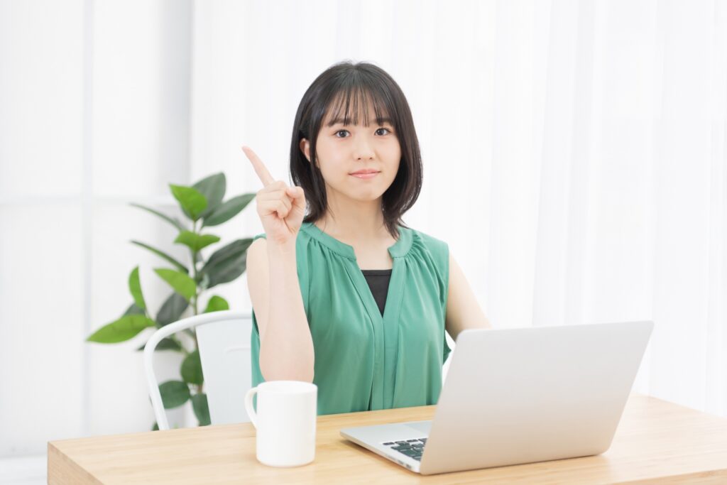 ノートパソコンで調べものをしている女性