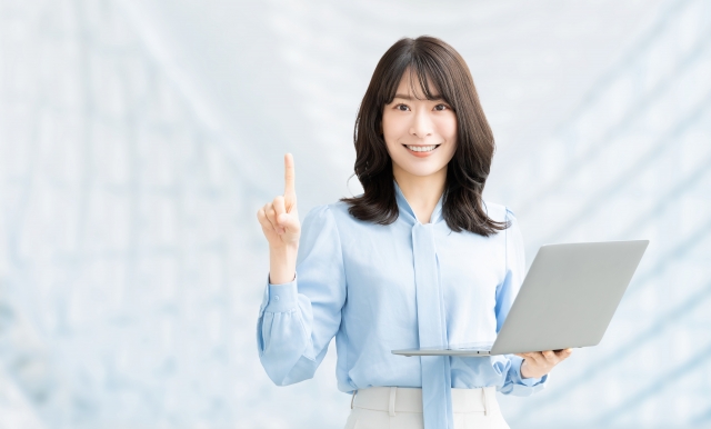 若い女性がタブレットを利用して説明している