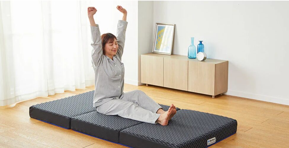 ムアツマットレスから寝起きの女性