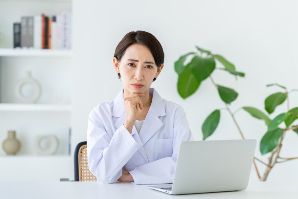 ノートパソコンで調べものをしている女性