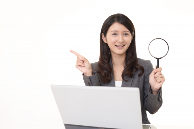 よくある質問に対応している女性