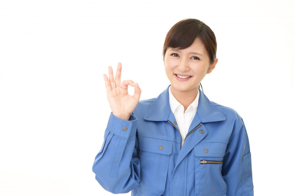 OKサインを出している女性