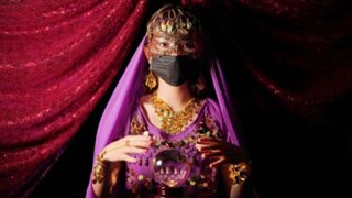 水晶玉を使って占いをしている女性占い師