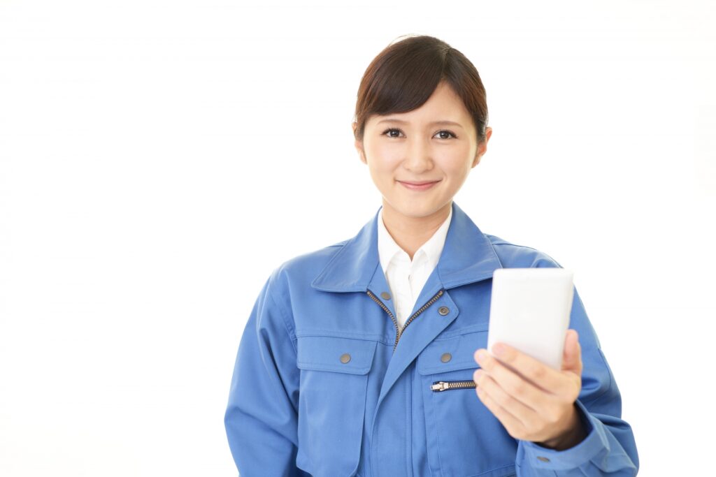 スマホで調べものをしている女性