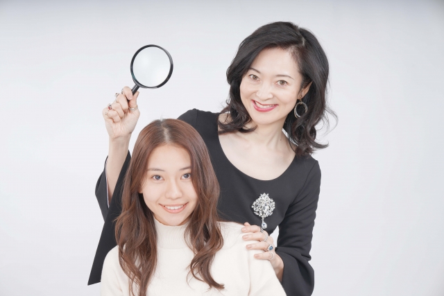 占い師が虫眼鏡を持って鑑定している