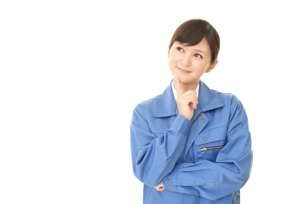 何か考え事をしている女性