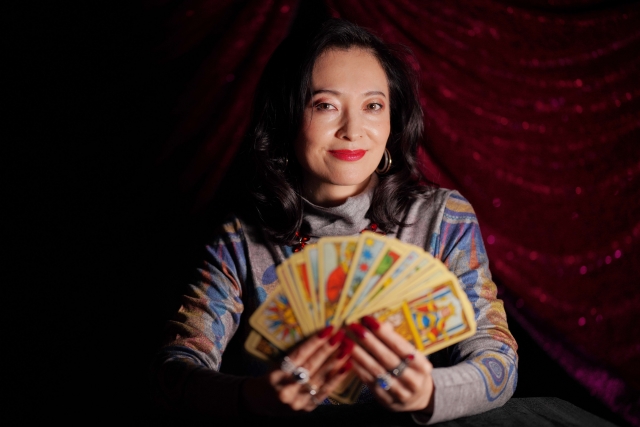 タロット占いをしている女性占い師