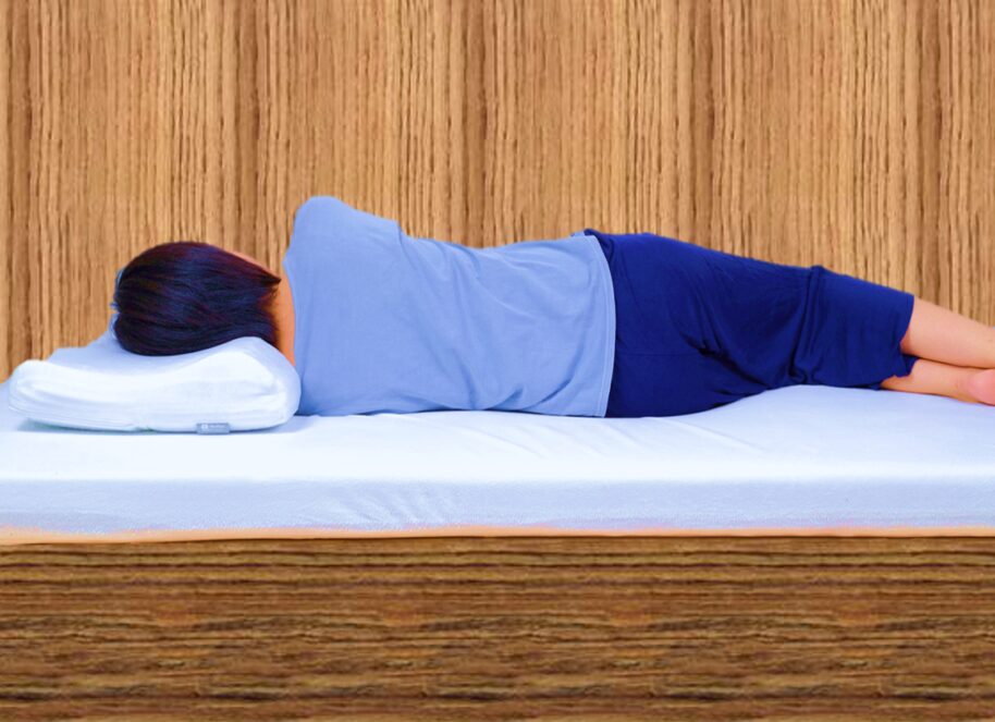 マットレスに横寝している女性