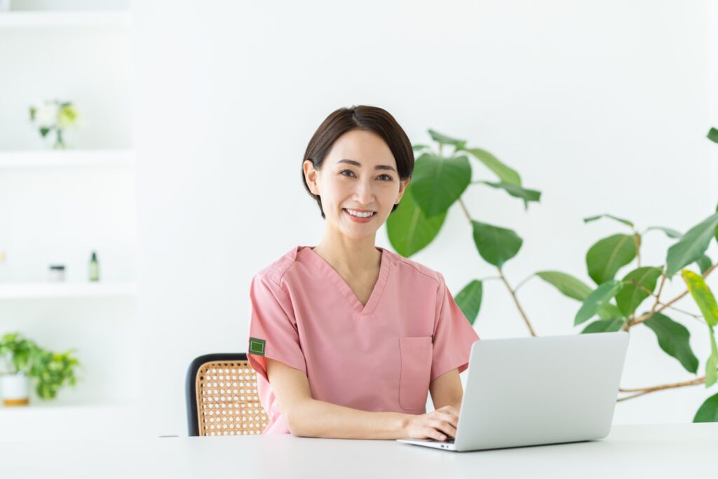 ノートパソコンで調べものをしている女性