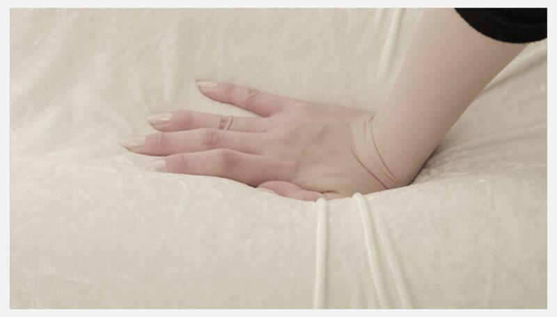 マットレスの硬さを手で押して確かめている