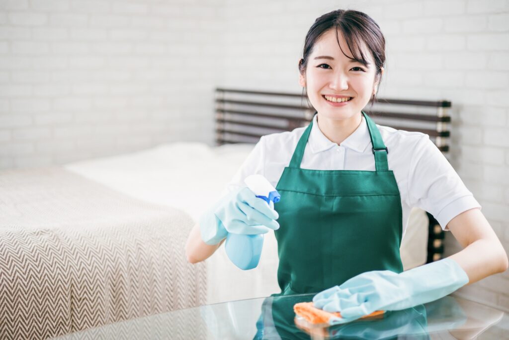 掃除をしている女性